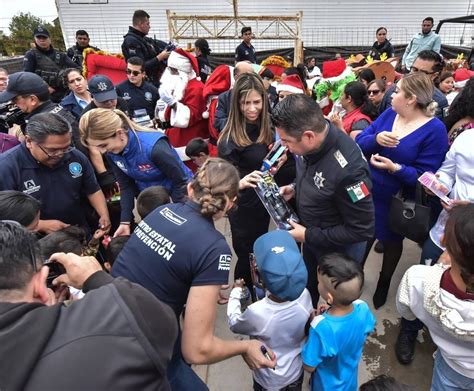 Caravana Navidad Azul Polic As Llevan Alegr A A Infancias Hidroc Lidas