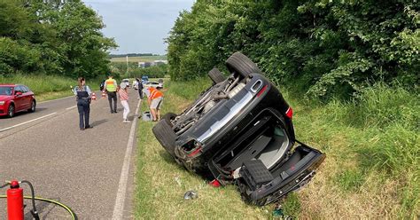 Unfall Auf Der L1111 Bei Untergruppenbach Auto Landet Auf Dem Dach