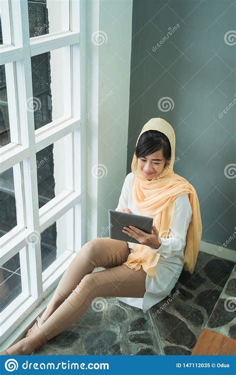 Hijab Que Lleva De La Mujer Musulm N Usando La Pc De La Tableta Imagen