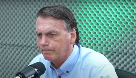 V Deo Bolsonaro Diz Que Pintou Um Clima Meninas De E Anos