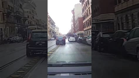 Auto In Divieto Di Sosta A Roma Costringono A Percorrere Il