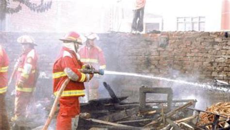 Voraz Incendio Reduce A Cenizas Humilde Casa Peru Correo