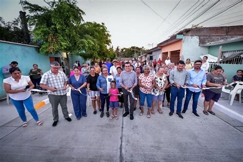 Esperaron 53 años para ver su calle pavimentada familias de Urías en