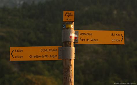 Panneaux indicateurs pour les randonneurs Nous sommes ici à 18 4 km de