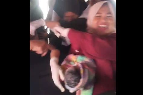 Viral Video Ibu Melahirkan Di Speedboat Saat Hendak Dirujuk Ke Rs