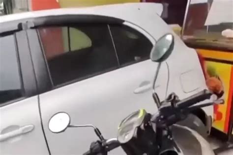 Akibat Parkir Sembarangan Depan Toko Sang Mobil Viral Terkena Lakban