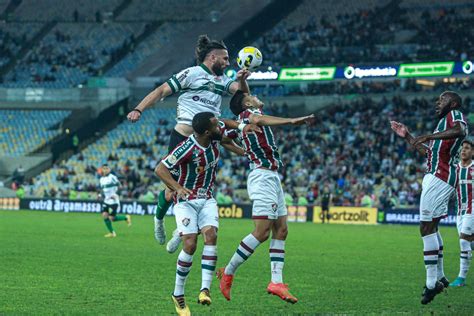 Léo Gamalho volta a treinar no Coritiba e aumenta opções para o ataque