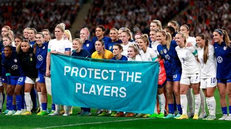 England U S Womens Soccer Teams Show Solidarity With Victims Of