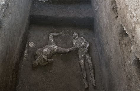 Pompei Resituisce I Corpi Di Due Uomini In Fuga Dall Eruzione