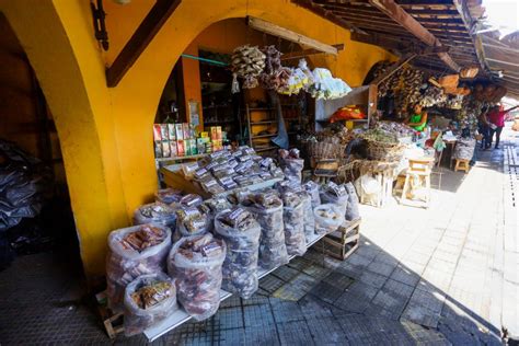 Conheça a diversidade de cores sabores e cultura dos mercados de