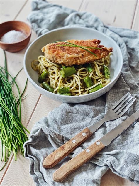 Pesto Pasta Mit Gr Nem Spargel Und Knusprig Paniertem H Hnchenfilet