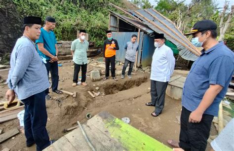 Bupati Wajo Terjun Langsung Kunjungi Lokasi Longsor Di Pitumpanua Dan Keera