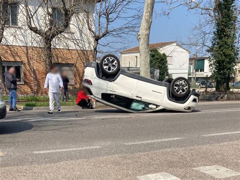 Incidente In Via Trieste Auto Si Ribalta Ravenna Ore It