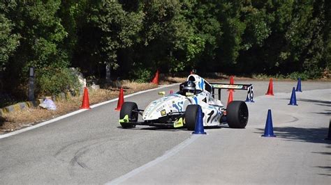 Auto Torna Lo Slalom Dei Trulli Lo Spettacolo Dei Bolidi Nelle Curve