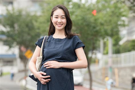 臨月の妊婦の友人と外出をするのが心配。押さえておきたい3つのポイントとは ママスタセレクト