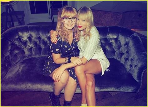 Taylor Swift Poses With Fans During 'Lover' Secret Session in London ...