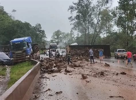 Uma pessoa morre e outras três ficam feridas em acidente carretas