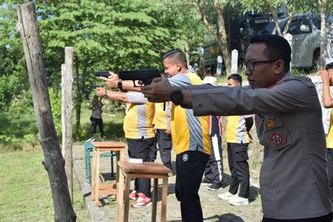 Latihan Menembak Untuk Asah Ketrampilan Personil Polres