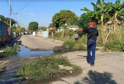 Familias Denuncian Que Tienen A Os Viviendo Entre Aguas Negras En La