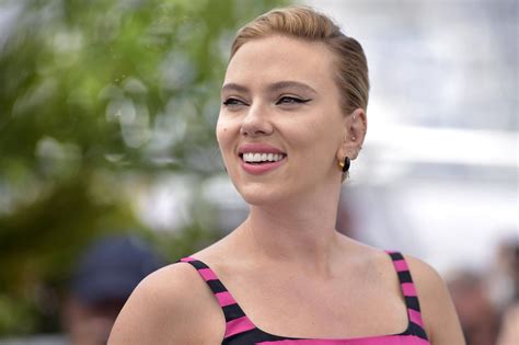 Scarlett Johansson Has The Internet In A Chokehold As She Dazzles At