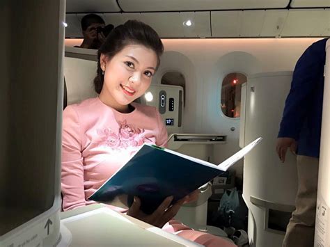 Nhan sắc nóng bỏng ngọt ngào của nữ MC mặc bikini dẫn World Cup trên