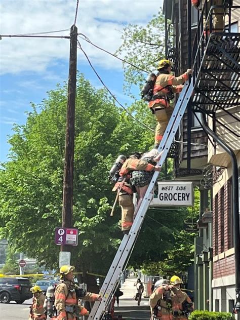 Portland Or Massive Fire Rips Through Sw Apartment Building 2 Firefighters Injured