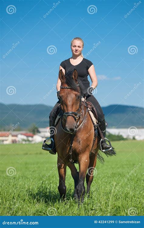 Belle Jeune Femme Blonde Montant Un Cheval Image Stock Image Du