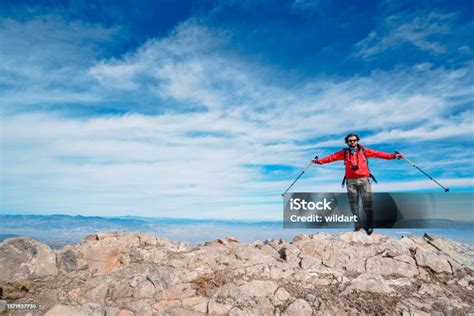 Kembali Pandangan Fotografer Pendaki Gunung Melihat Kamera Sambil