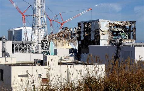 朝日新聞デジタル：福島第一原発の建屋。1号機（左）には応急措置のカバーがつけられている（11月12日、福島県大熊町） 朝日新聞が写真で報じ