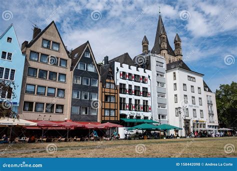 Le Marché Aux Poissons Et L église Saint Martin à Koln Photo stock