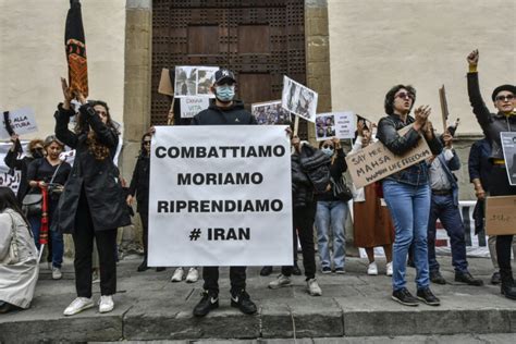 Donne Vita Libertà presidio della comunità iraniana a Firenze