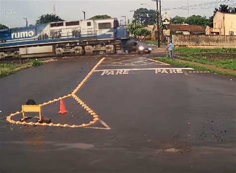 V Deo Trem Colide Contra Carro Em Linha F Rrea De Mandaguari