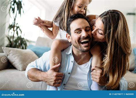 Familia Feliz Que Tiene Tiempo De La Diversi N En Casa Imagen De