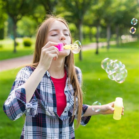 Jolie Fille Faisant Des Bulles De Savon Photo Gratuite