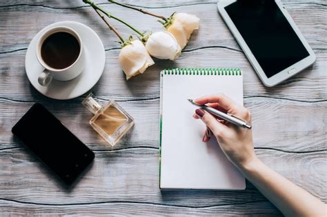 Escritura Femenina De La Mano En El Cuaderno Vista Superior Del Lugar