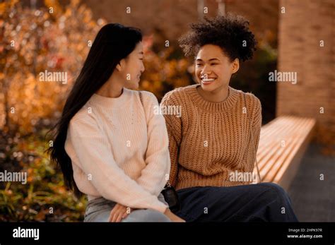 Deux jeunes filles qui se regarde Banque de photographies et dimages à