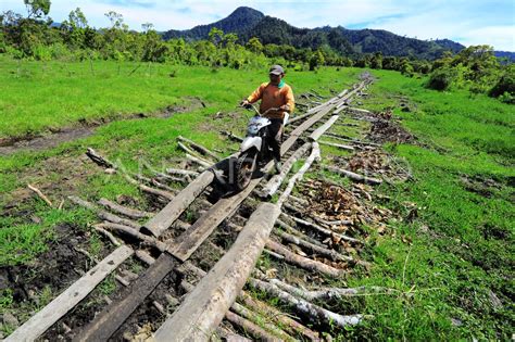 Akses Jalan Desa Terpencil Di Kerinci Antara Foto