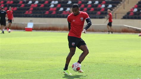 Emerson Celebra Bom Momento Na Carreira E Agradece Apoio Do Elenco E