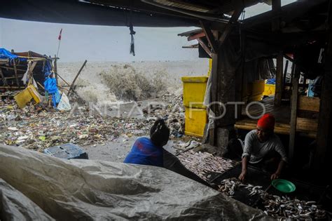 Dampak Gelombang Tinggi Perairan Selat Sunda ANTARA Foto