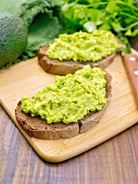 Quick Simple Garlic Avocado Spread This Mom And A Blog