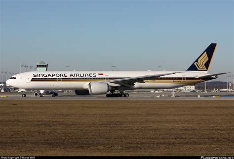 V Swn Singapore Airlines Boeing Er Photo By Marco Wolf Id