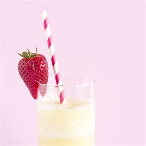 De Lananas Et Des Fraises Dans Vos Verres Smoothie Fraise Ananas