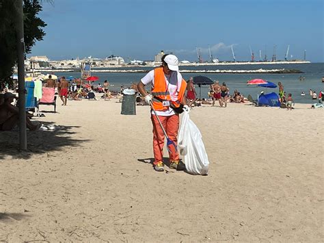 Bari Lavoratori Fragili Puliscono La Spiaggia Di Pane E Pomodoro