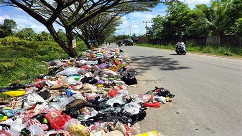 Sampah Berserakan Di Sisi Jalan Arteri Kota Sorong Ibu Kota Papua