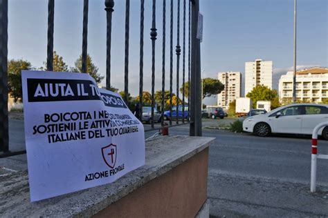 Roma Azione Frontale Contro I Negozi Degli Immigrati Il Blitz A Tor