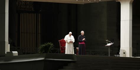 Le Pape Pr Side La C R Monie Du Chemin De Croix Dans Une Basilique