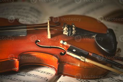 Violino E Arco Apoiados Em Partituras Foto De Stock No Vecteezy