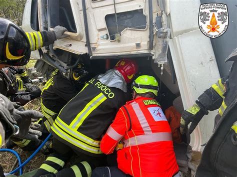 Verr S Camion Betoniera Si Rovescia Ore Di Operazioni Per Liberare L