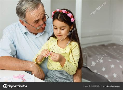 Grand Père Petite Fille Passent Temps Ensemble Photo de stock par