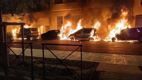 Vaucluse Quatre Voitures De Police Incendiées Devant Le Commissariat